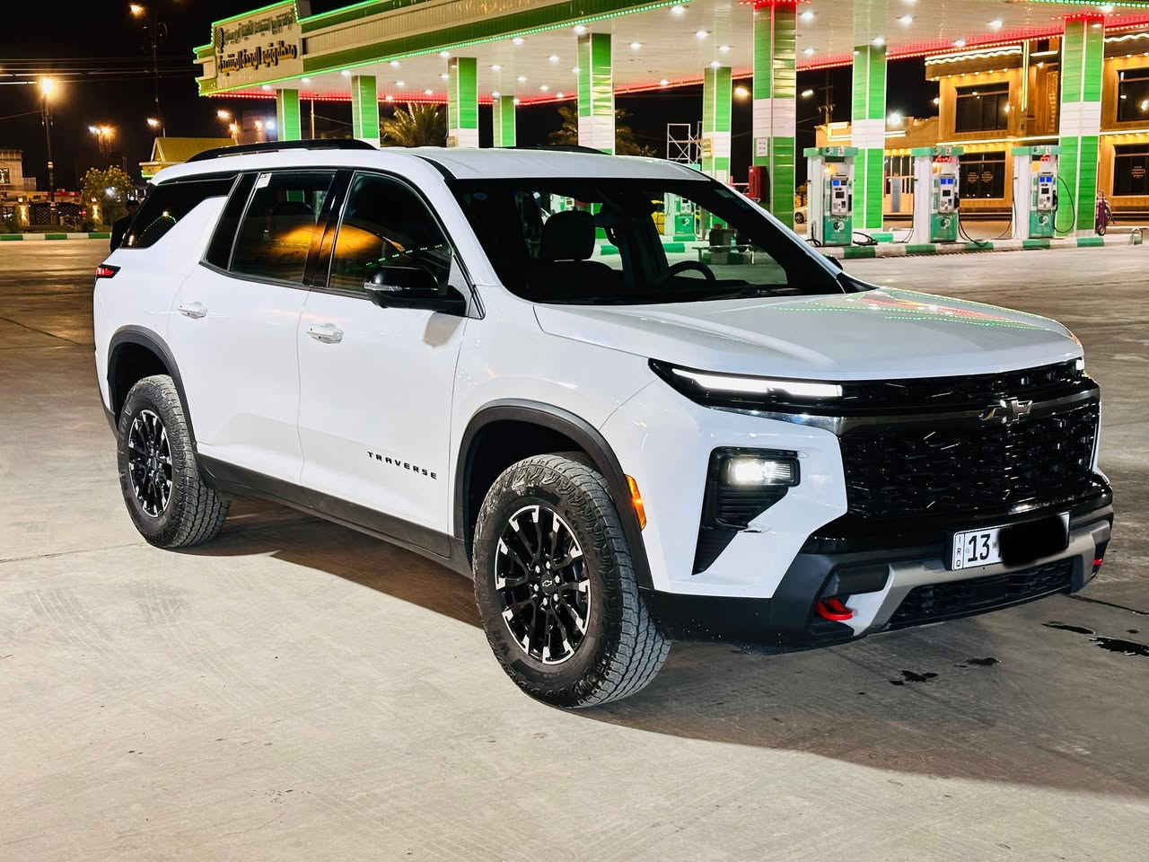 شفروليه ترافرس 2024 فئة Z71 باللون الأبيض هي سيارة SUV عائلية بقدرات طرق وعرة، تأتي بمحرك 4 أسطوانات توربو 2.5 لتر (328 حصان، 442 نيوتن متر)، دفع رباعي ذكي (Twin-clutch)، نظام تعليق مرتفع، شاشة 17.7 بوصة، ومقاعد 7/8 ركاب. تتميز بلمسات سوداء خارجية، خطافات سحب حمراء، وإطارات لجميع التضاريس.
المواصفات التفصيلية لشفروليه ترافرس Z71 موديل 2024:

المحرك والأداء:

محرك 2.5 لتر توربو، 4 أسطوانات.

 حصان).

عزم الدوران: 

￼442

 نيوتن متر.

ناقل حركة: أوتوماتيكي من 8 سرعات.

نظام الدفع: دفع رباعي مخصص للطرق الوعرة (AWD) مع تعشيق مزدوج.

قدرة سحب عالية تصل إلى 328 حصان

￼
2267
 كجم.

التصميم الخارجي (فئة Z71):

لون أبيض مع لمسات سوداء مميزة.

شبك أمامي أسود أكثر صلابة.

عجلات ألومنيوم سوداء عالية اللمعان قياس 18 إنش مع إطارات لجميع التضاريس.

خلوص أرضي مرتفع ونظام تعليق خاص بالطرق الوعرة.

ألواح حماية سفلية (Skid plates) وخطافات سحب حمراء.

المقصورة الداخلية والتقنيات:

شاشة معلومات وترفيه ضخمة قياس 17.7 بوصة (الأكبر في فئتها).

شاشة عرض رقمية للسائق قياس 11 بوصة.

مقاعد بكسوة جلد/إيفوتكس (Evotex) 

تتوفر بـ 7 مقاعد

شاحن لاسلكي ونظام WiFi hotspot.

نظام صوتي Bose بـ 10 مكبرات صوت

الأمان والسلامة:

نظام تثبيت السرعة التكيفي، فرملة تلقائية للطوارئ.

مراقبة النقطة العمياء، وتنبيه حركة المرور الخلفية.

نظام التحكم في نزول المنحدرات.

نظام رؤية شامل (كاميرات 360 درجة).

باب خلفي كهربائي بتقنية الاستشعار الذكي (AutoSense).

مرقمه ميسان شهداء باسم شاب 
هاتف ***********
