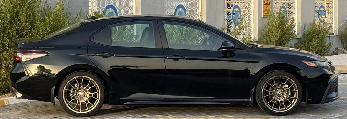 كامري se 2023 ماشية 21 كيلو متر حادثه خلفي بيها صبغ اربع قطع ونص بدون ايرباك بجم كبس مواصفات :
-كراسي جلد مع كهرباء 
-شاشة كبيرة
-ثلاث انظمة قيادة
-هاند بريك بصمة
-تبريد بيانو منفصل
-رادار امامي مع تحديد مسار
-تحكم ستيرن
-شفتات تبترونك
-شاشة معلومات كبيرة
سيارة جديد جدا بدون اي نقص شرط الفحص بالواقع احلى من صور بدون شخوط او رصعات او بارد سعر 167 وبيها شي بسيط مكاني بغداد حي الجهاد
***********
***********
