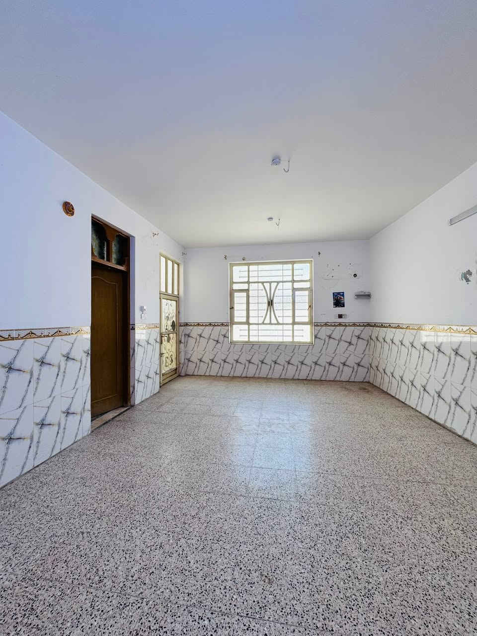 #دار_للبيــــــــــــــع🏠

الموقع:  حي الزهراء- الخدمي- شارع مول بغداد 

_______________________
المساحــــــة/ 120م #طابو_زراعي_سند25
ويحتوي على اقرار محكمه
_______________________
      🏠[ تفــاصيـل الــــدار  ]🏠

الدار فارغ تسليم مباشر الى المشتري
 و نظيف جداً

#الطابــــــــــق_الأرضـــــــــــــي🔹

غـــرفة نـــوم وصاله وكليدور ومطبخ ومجمع صحيات وطارمه

________________________
للاستفسار على باقي  التفاصيل 
لطفاً الرجاء الاتصـــال او مرآسلتنا على الواتساب ⤵️
🔻🔻
سيد رائد    
📞0️⃣7️⃣8️⃣3️⃣1️⃣1️⃣7️⃣1️⃣7️⃣4️⃣1️⃣
سيد حسين
📞0️⃣7️⃣8️⃣7️⃣2️⃣5️⃣7️⃣4️⃣7️⃣3️⃣3️⃣

              او وآتســــــاب📲

المكـــــتب ☎️ 
***********
***********
‎‏‎     🧱#مكتب_عقارات_سيد_رائد🧱

               🏗️ #مــوقع_المكتب🏗️
📍{بابل/الحله شارع نادر الرئيسي مقابل  شارع الطب العدلي بالقرب من اسواق الجمل }

_______________________
#تنوية / لمن يرغب عرض عقاره فـــي صفحتنا يرجى الاتصال بنا 
_______________________
أنتبــه🔻🔻
‎🔳#الصفحه_الرسميه_للمكتب_فقط✅

#عقارات_الحله  
 #بيع_وشراء     
#عقارات #بغدادالعراق #الحله         #مشاهيرفيسبوك
 #مكتب_عقارات_سيد_رائد 
#الاول  #في_بابل

