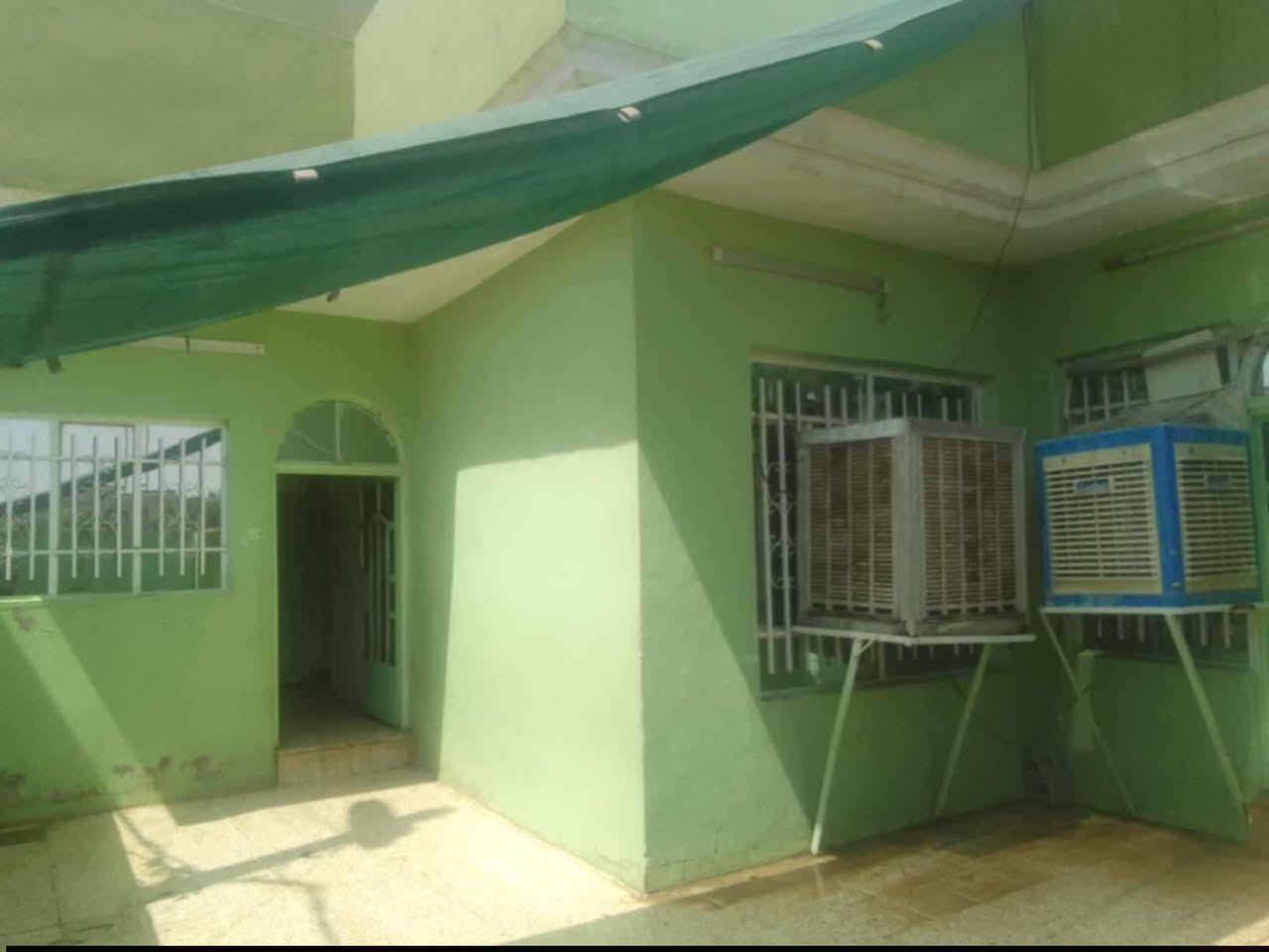 #عروض_مكتب_عـطـاء_الموصل
دار للبيع 

حي السماح الثانية 

قرب مدرسه ايمام الزهري 

المساحة 150 م واجهة 7٫5م

غرفتين نوم وصاله ومطبخ وصحيات وبيتونه 

طابق الثاني غرفة نوم وصحيات 

بناء حديث

خدمات كامله  ماء/// كهرباء/// تبليط 

سند طابو الزهور

نستقبل العروض العقاريه في جميع أحياء الموصل 

للاستفسار مراجعة مكتب عطاء الموصل 

***********

***********

***********
