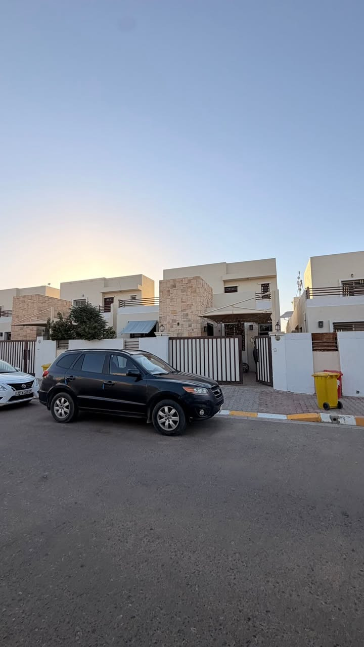 السلام عليكم
دار للبيع في مجمع  بيتي زون الاول 
مقابل حديقة 
مساحة 220 متر. طابق ونص 
مكون الدار من 
3 غرف نوم 
صالة+ استقبال 
مطبخ حار 
كراج + حديقة 
مقابل حديقة او منتزه 
دار مسدد كامل وجاهز للسكن 
للاستفسار اكثر مراجعة مكتب عقارات و مقاولات السردام او الاتصال 
***********
***********
