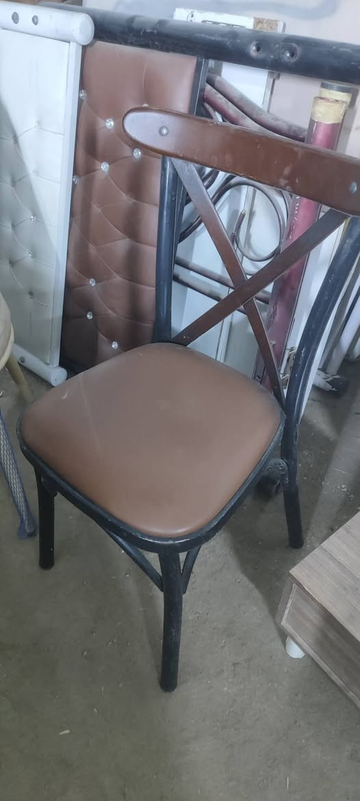 كرسي مكتبي دوار اخو الجديد مع كراسي ثابته حديد كلش نضيفه ....مجمع الحوراء...قرب باب علوة المخضر...***********
