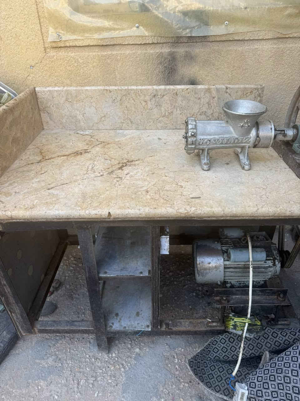 مكينة لحم للبيع شغاله مابيه اي نقص السعر  (500)  الف للتصال عله هاذه الرقم  (***********)  مكاني كريلاء
