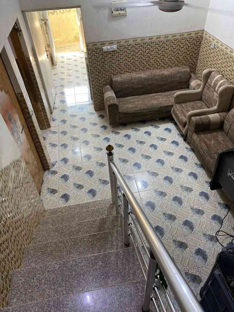 السلام عليكم عندي بيت للبيع مصفر مساحه 130مكانه العزه القديمه بي استقبال وصاله وغرفة نوم ومطبخ وصحيات خارجيه لتوصل، ***********

