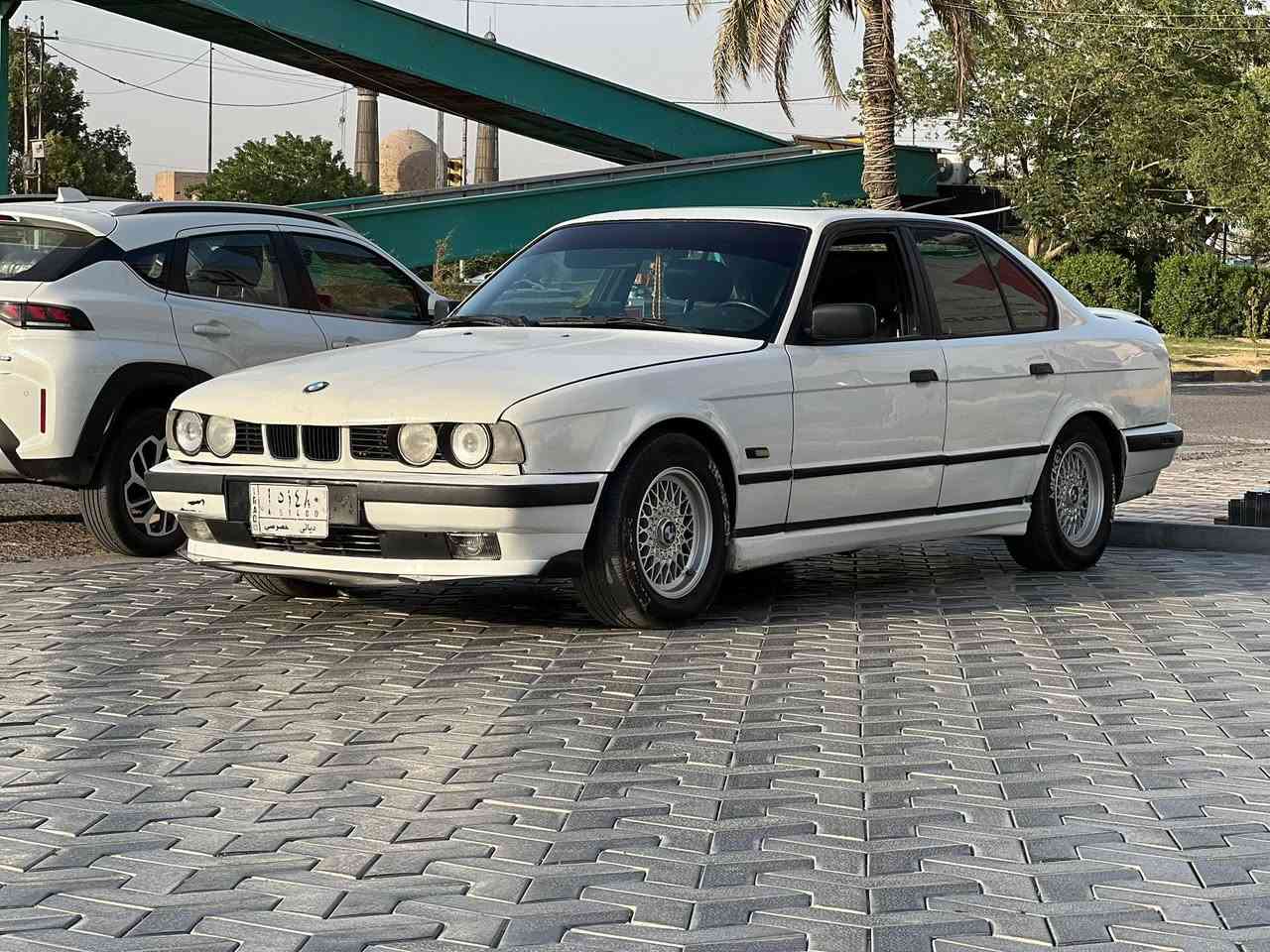 سلام عليكم بي ام ام بسعر ٥٥ وبيه مجال  
السياره فول موصفات داخل جلد مطعم بصاج 
وكشنات  ٧ قطعه كهرباء بلاد ، 
كهربائيات السياره كله شغاله و منضرمة زنون  
حساسات امامي خلفي كامره خلفيه اربع جام كهربائي 
مكينه وكير وحداديه  مكفول جديد 
وتبريد  بشرط  ثلج السياره جاهزه ان شاء الله 
بلاديه بدون ضربه فقط صبغ لجماليه 
مسويلها ادامه منظومه ماي وبانزين  وخير من الله السياره 
صدر امامي خلفي جديد 
تخم ويل جديد تايرات نظاف دواخلها نظيفه 
مكان السياره بغداد 
‭***********‬

