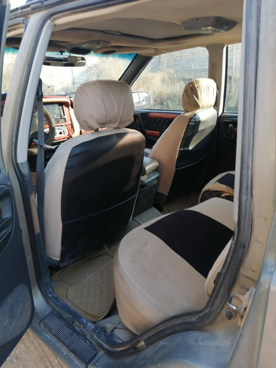 سلام عليكم خوان جيب شيركي مديل 96 محور فيفيتي 2500 مصبوغ جامليه لا خياس ولا معجون ولا ضربه مكفول رقم نينوى مشروع وطني عندي بيه وكاله عامه السعر 45 ورقه بيه مجال العنوان ذي قار الشطره رقم تلفون ***********
