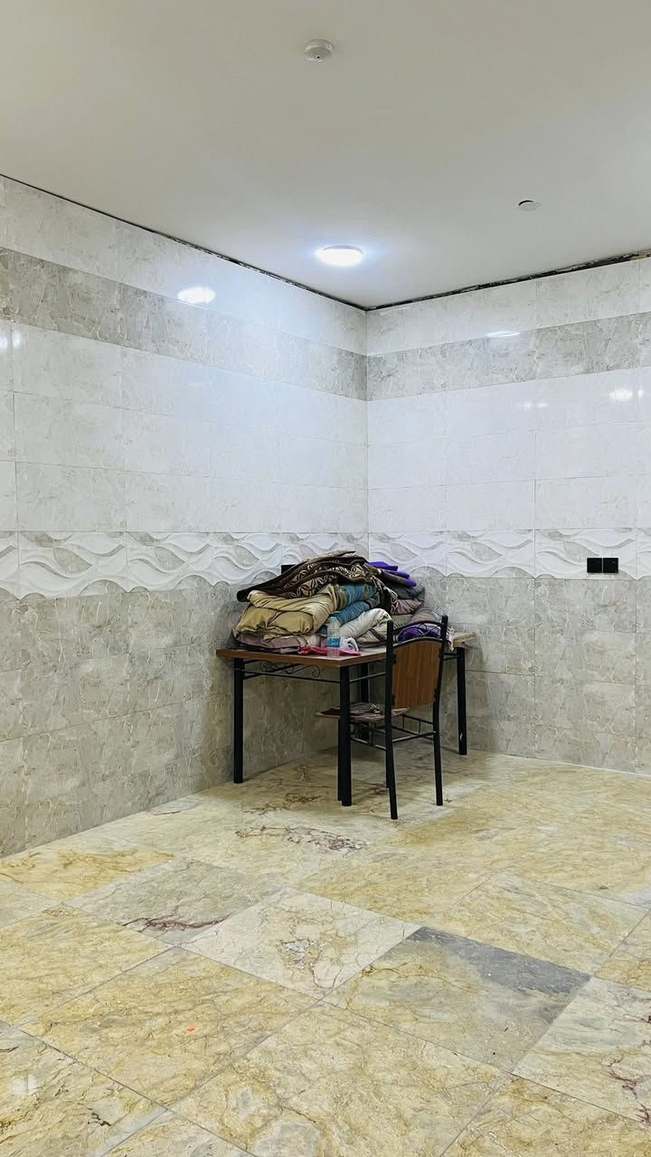 شقة في شارع الوفود تحتوي على غرفتين وديوانيه ومطبخ وصحيات ارضية ويجود طابق اول نفس التصميم سكن مكاتب شركات موظفين طلاب سعر الأيجار 800 | للأستفسار *********** |#زين_المنصوري
