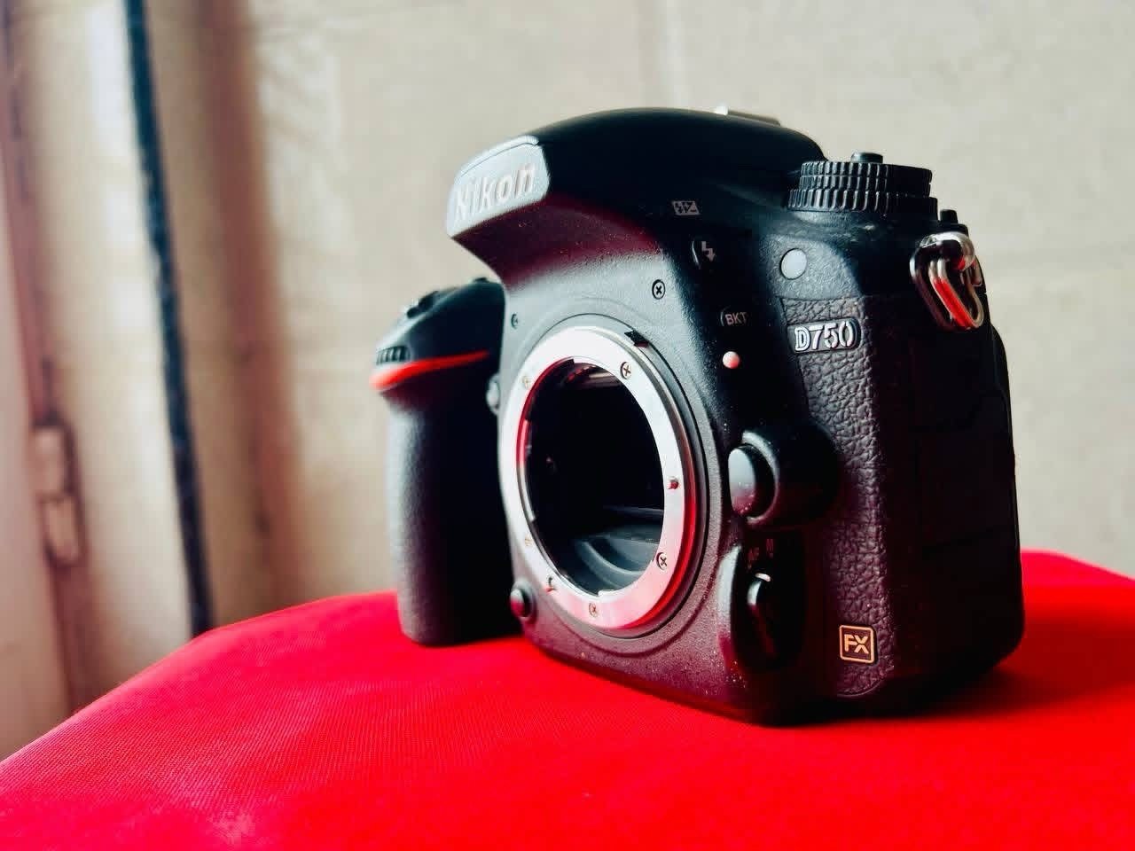 نيكون 750 شتر عالي وعدسه 70/200 نانو كرستال اصدار ثاني وملحقات كامله مكان بغداد