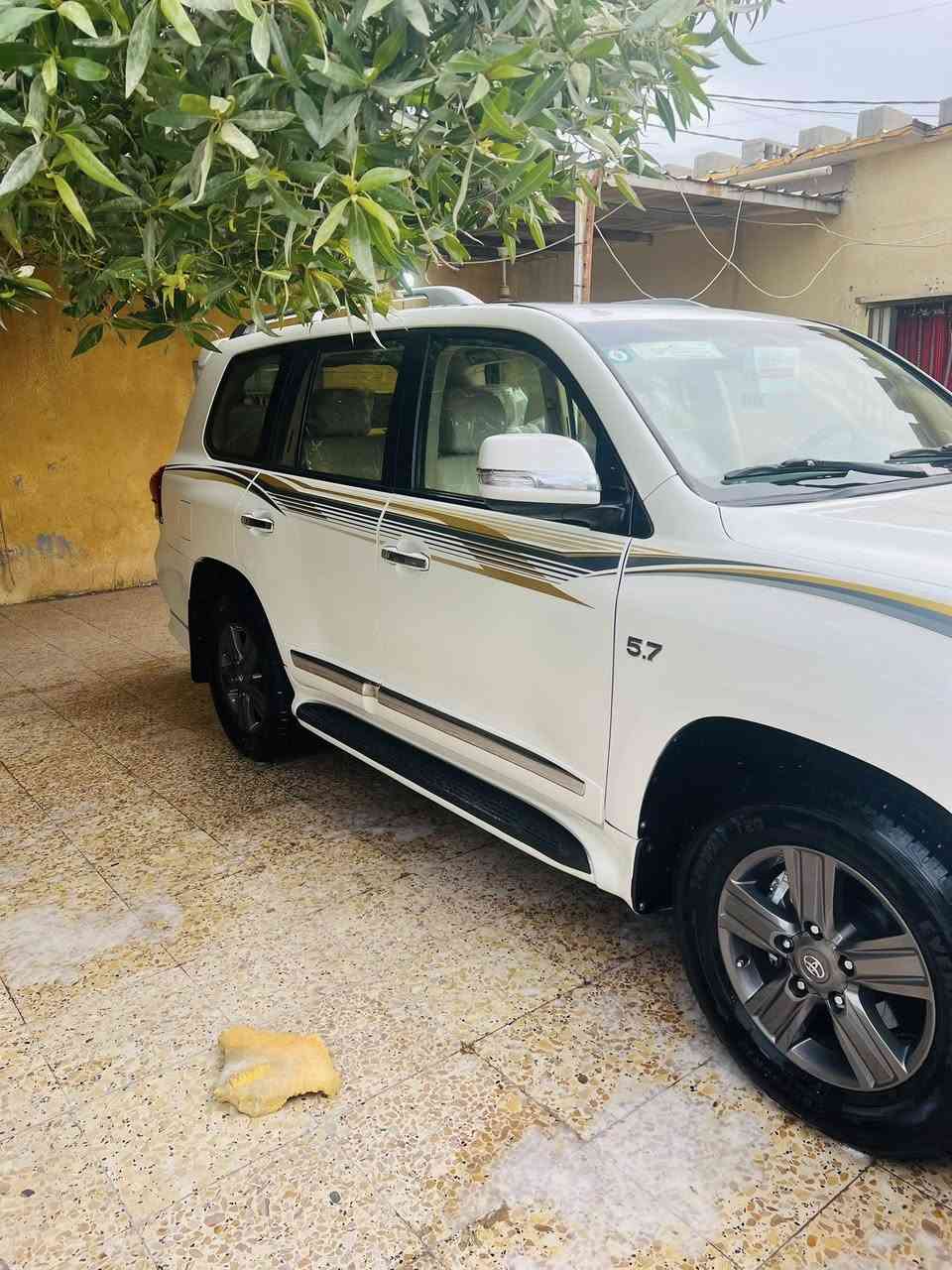 ‏  موديل 2014 VXR محرك 5700 مواصفات لكزس بريميه. سلايد عدسه لايت متحركه ستيرن كهربائي 5 بصمات الصندوك كهربائي الكشنات جلد شاشه كيجات لكزس كشنين كهربائي  3 شاشات تشغيل عن بعد كفاله عده كصه بنيد بيهه صبغ سياره فول مواصفات معروفه ل VXR تجي فول .تحويل ثاني يوم اي استفسار 405$ مكان السيارة بصره  ***********
