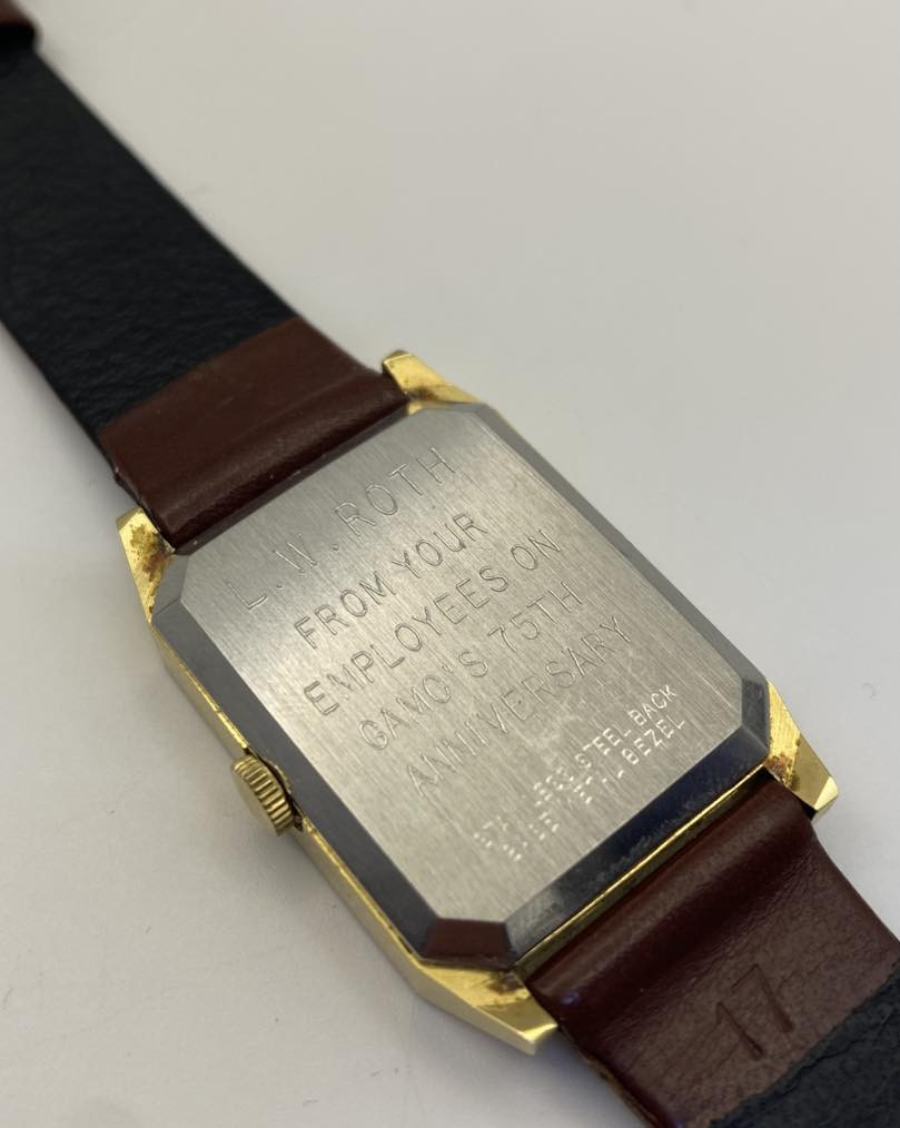 LONGINES 
موديل التانك 
نصب تكويك اهداء خاص 
نظافة مُمتازة جدًا 
رجالي 
السير مُستبدل البوك بلادي 
ابعاد الساعة ٢٥*٣٧ مع الاذانات


**إذا كنت صاحب هذا الإعلان وتريد حذفه لأي سبب، رجاءا أرسل رسالة إلى الدعم الفني**