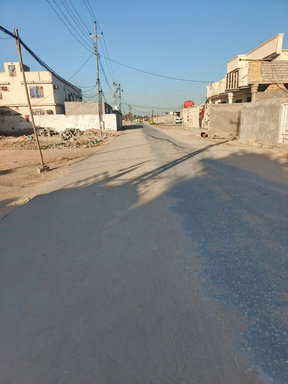 السلام عليكم بيت للبيع في كربلاء حي ام البنين طريق نجف كربلاء عمود 1180جهت يا علي يبعد عن شارع الزوار 300متر بيت عوزه تشجيبات للاستفسار ***********مساحه 200متر
