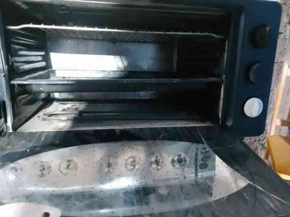 اوفن للبيع شغال كامل 
السعر 15 الف 
يارمجه الشـــرقيه الاولى 
***********
***********
