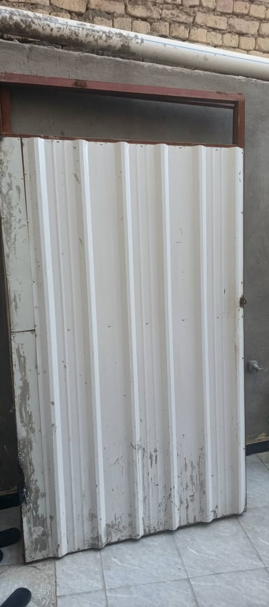 السلام عليكم باب جينكو طلاكتين نضيف يصلح باب كراج او اذا عندك بناء قياس الباب 2 متر و 70 سانتيم وارتفاع الباب تقريبآ 2 متر و 40سانتيم متواجد واتساب فقط عنواني البصره القديمه ***********
