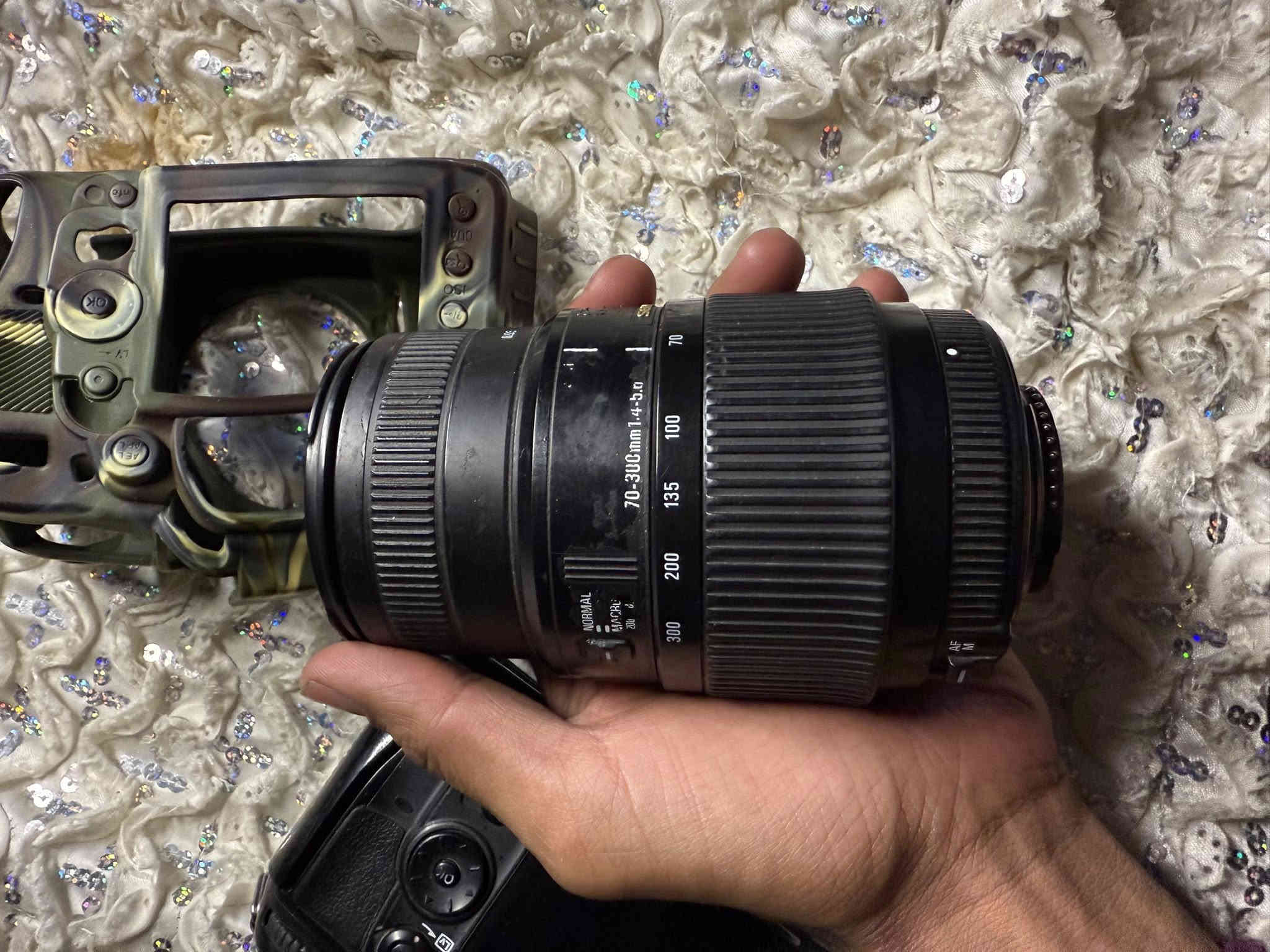 نيكون 7000Dنضيفه كلش وياها عدستين 18-55ولثانيه 70-300يشتغل فوكس بطاريتين رام شاحنه جنطه تحويله حزام  جيلاتين  سعر 450وبيها مجال مكاني نجف توصيل ماعندي *********** لاستفسار
