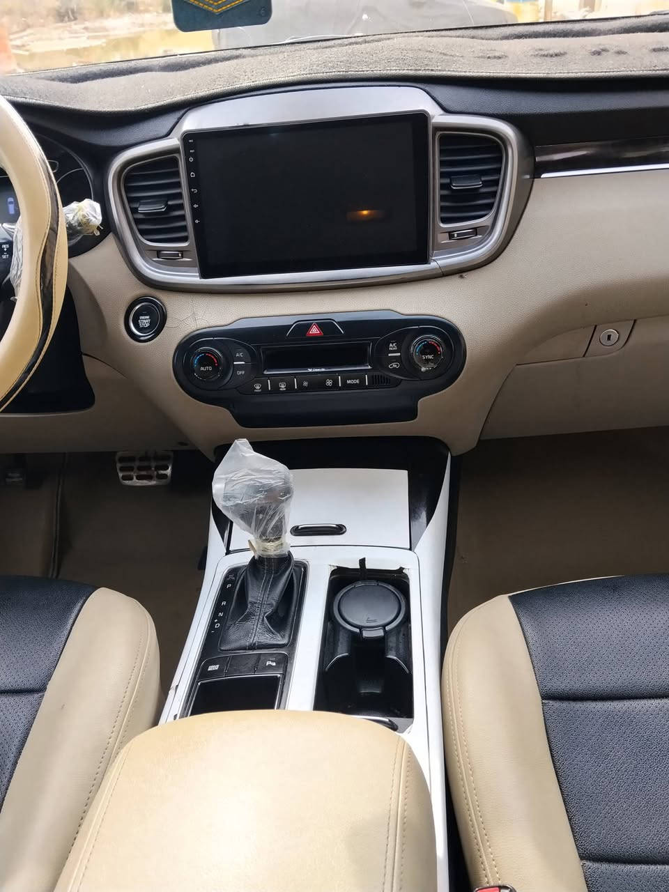 سورنتو 2016بغداد  خليجي باسمي مشروع وطني ماشيه 140 
مكفوله كفاله عامه 
محرك كير كفاله مامفتوح 
6 سلندر بصمه 
7 راكب تبريد 3 قطع علامة سورنتو بالدوسه 
داخل جلد لونين كشن كهربائي  
 مري شفط انظمة قياده    لايت زنون 
حساس امامي خلفي علامة ترحيب عند الاقتراب 
كامرا دواره شاشه كبيره السياره بوضع الشركه 
كتلوكات  السياره جديده جداً 
السعر225$
 المكان المثنى.(*********** )
