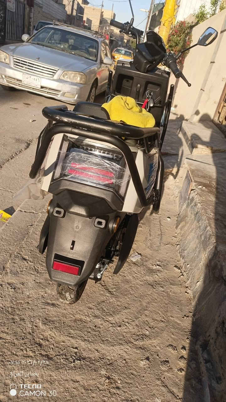 سلام عليكم 
دراجه شحن ام عيون للبيع دراجه لون مميز سمنتي دراجه خير من الله بيه لايات عالي ناصي زنون جديه الدراجه بل جيس صالي تقريب سبوع من فتحته من الكارتون اشاير يمنه يسره دكمه مال سرع تجي ب نضام 3 سرع وياه شاحنه الاصليه و تتكون من 6 باتري و مري ثنين هاذ الرقم للاستفسار/***********
