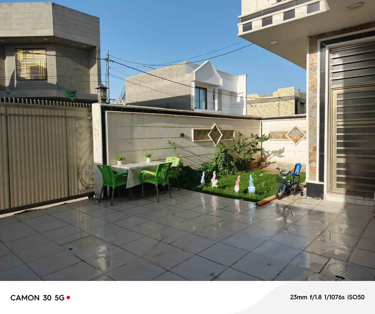 السلام عليكم بيت للبيع مساحته 191 متر طابو زراعي سند 25 طابقين الطابق الاول غرفة نوم سويت هول مفتوح على الصاله مطبخ وصحيات وطارمه وحديقة والطابق الثاني غرفة نوم سويت وبيتونه بناء حديث درجه اولى منطقة زوير الغربي شارع أسواق مارينا تفاصيل اكثر مكتب حكيم عبدالله للعقار والمقاولات *********** بي واتساب أو خاص موجود
