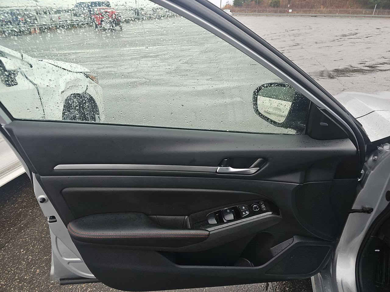 السلام عليكم ورحمه الله
التيما 2024 SR بدون ايرباك 
ماشية 45الف
السيارة شهرين وتوصل 
للاستفسار ***********
