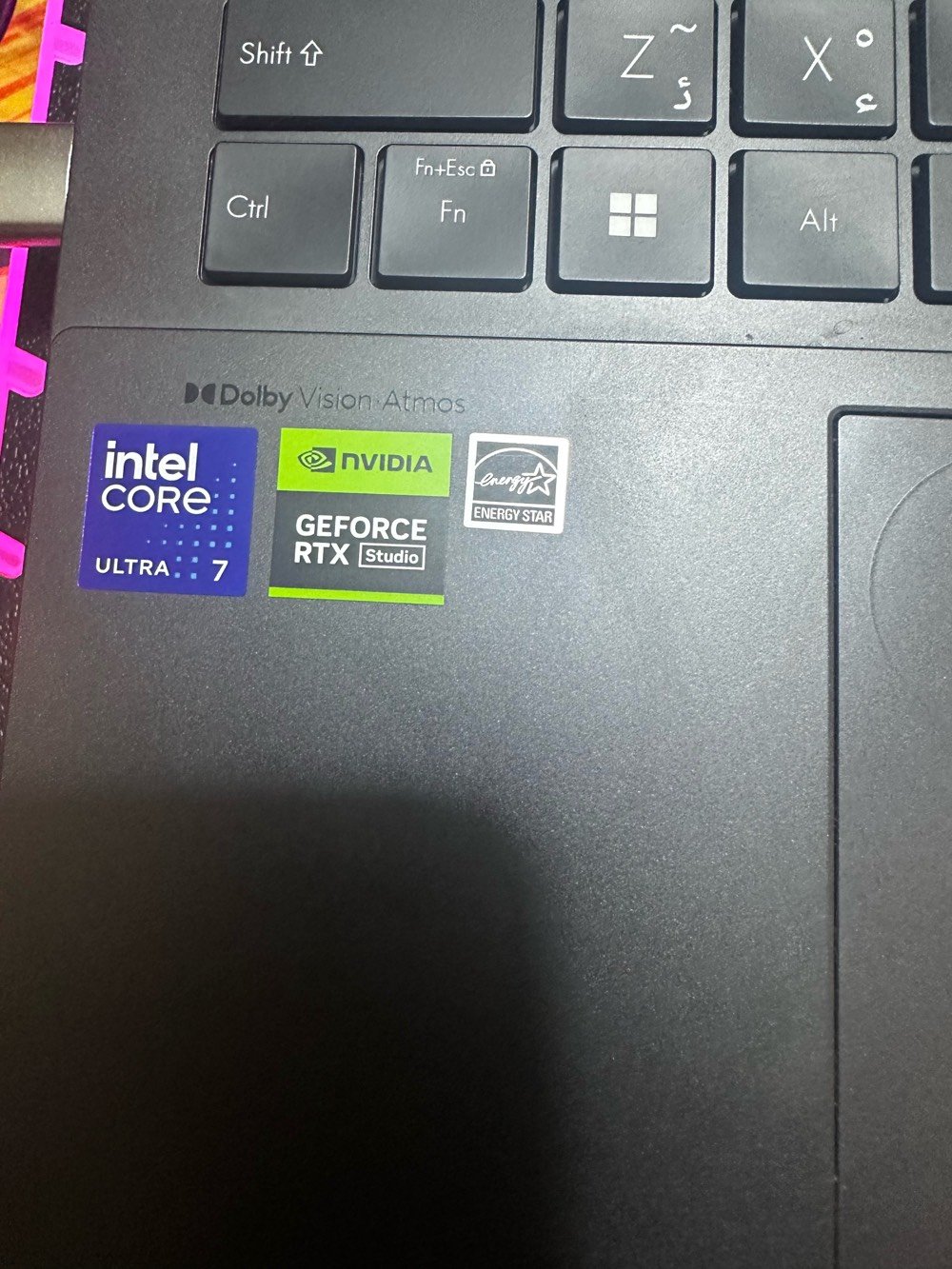 السلام عليكم 
💻 للبيع لابتوب ASUS Vivobook OLED Q533MJ — نظافة ممتازة

لابتوب قوي وحديث، أداء عالي بالألعاب والبرامج الهندسية والمونتاج والتصميم. الجهاز بمواصفات حديثة وشاشة OLED فخمة جدًا.

🔎 المواصفات التقنية:

المعالج (CPU):
Intel Core Ultra 7 155H
(16 Cores / 22 Threads — أداء قوي جدًا)

كارت الشاشة (GPU):
NVIDIA RTX 3050 6GB GDDR6
(يشغل ألعاب وبرامج تصميم بسلاسة)

الذاكرة العشوائية (RAM):
16GB DDR5 5600MHz

التخزين (Storage):
1TB NVMe M.2 SSD
(سرعة عالية بالتشغيل والنقل)

الشاشة:
15.6 Inch OLED FHD
ألوان قوية وجودة ممتازة.

النظام:
Windows 11 Pro

📦 الملحقات والحالة:
*كارتونه موجودة.
* الشاحن الأصلي موجود.
* الجهاز نظيف جدًا.
* بطارية ممتازة
مكاني بغداد
رقمي***********
1200
مليون و200