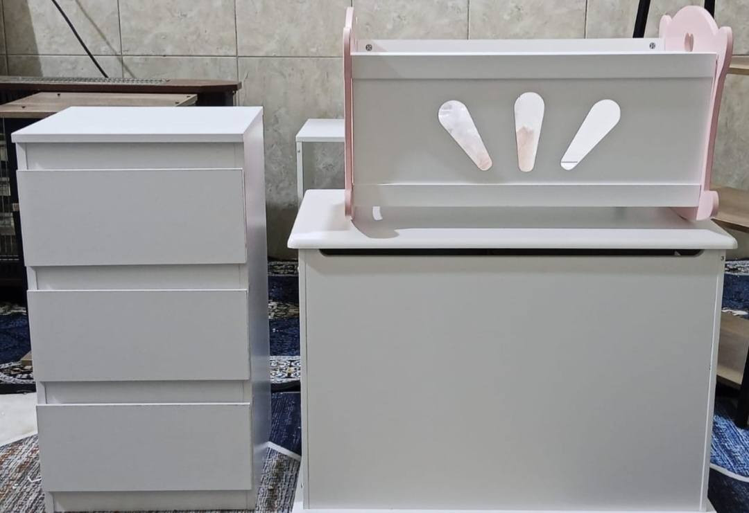 السلام عليكم.. غراض كله جديده غير مستخدم تصفيت محل كله اثاث بريطاني مو تركي...الاسعار مذكوره....ميز الطعام الجوزي 65
ميز الطعام الرصاصي بلا كراسي 40
ميز الجوزي العمودي ارتفاع 2 متر يصير يم المرايا او المغسله 40
جهاز طفل حديث الولاده يتكون من ثلاث قطع كاروك جرارات حافضة ملابس 60 مكتبه قراة مع جرارات 45 
مكتبه تعليگ او ارضيه مع جرارات صغيره 40
كشوانيه 20...القياسات مكتوبه على الكارتون..  اتصل ***********
