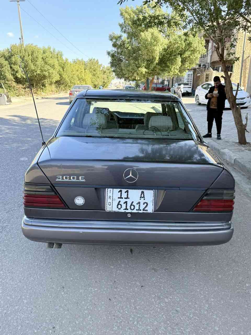 مارسيدس دب 300 
موديل 92  اللون بنفسجي 
محرك بلادي خراطيم 

رقم بغداد انكليزي مداور ثاني يوم سنويه ماساقطه 

سيارة جاهزة من كلشي 
كير محرك حدادية 

تبريد ثلج سيارة جديده مال جناي 
محرك جديد لا تبخير ولا تنقيص

غرفة جديدة ماشاء الله 

كهربائيات كلها شغالة 

السعر  95 وبيها مجال للشراي 

عنوان السيارة النجف الاشرف 

***********
