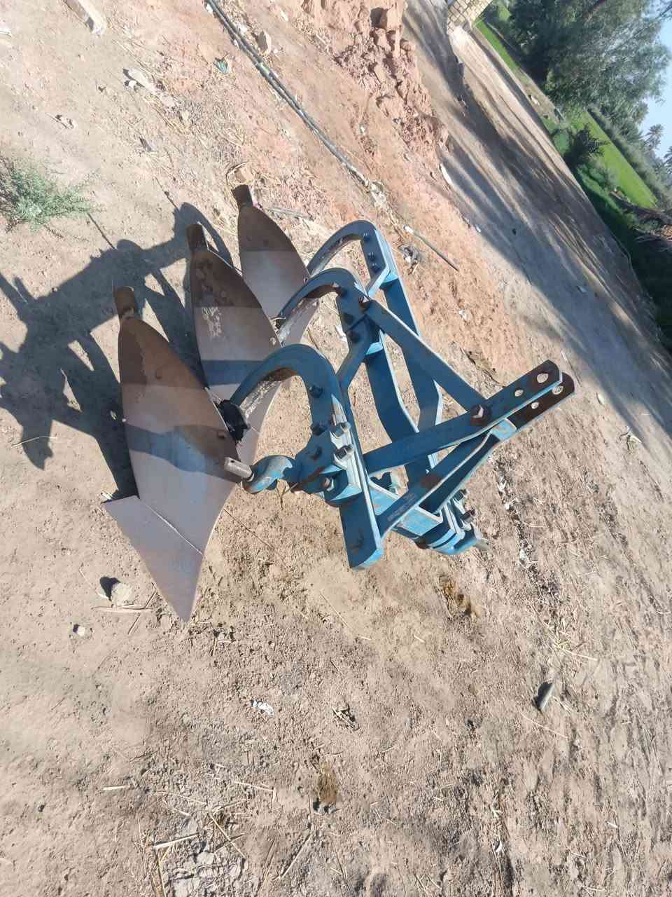 للبيع غراض جدد استخدام قليل فدان حجم 10 ودبه ومرازه وباذره ***********
