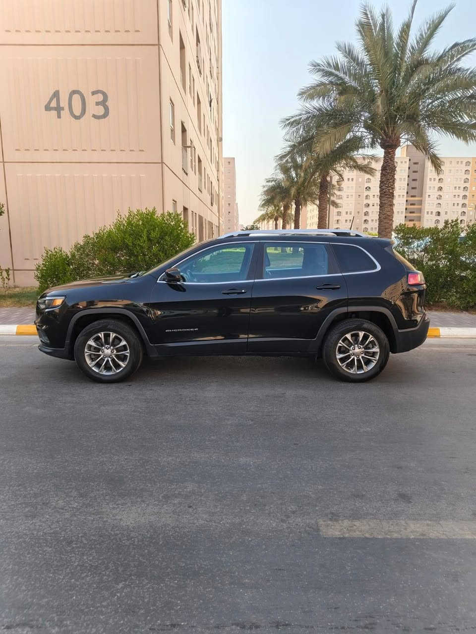 سلام عليكم للبيع جيب بزون موديل 2019 
فول عده بانوراما ماشيه 131كيلو  رقم بغداد صور الحادث والسونار بلمنشور سياره جديده مكينه 6 كير مكينه تبريد حداديه مكفولات مكان سياره بغداد مجمع بسمايه وسعر 119 ورقه ***********
