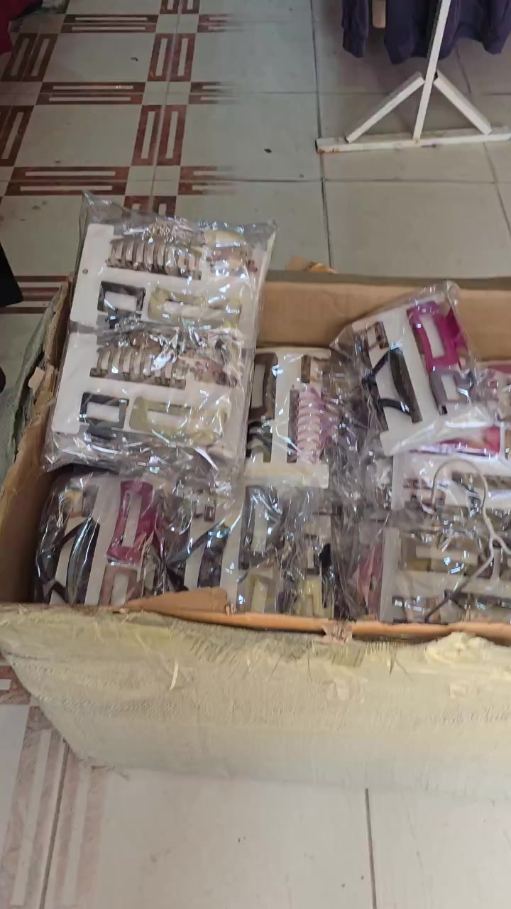 وصول قراصات اصليه ضد الكسر ومكياج ومعجون وكلشي عدنا 
سعر الدرزن  الف دينار يحتوي ٤ قراصات سعر قراصه ٢٥٠ دينار 
العنوان قرب العسافي محل العسافي القديم يوجد توصيل داخل هيت 
*********** ابو حمزه 
تابعونا ع تيكتوك عبدالرحمن العبيدي 
وع الفيس اكشخ ابلاش
