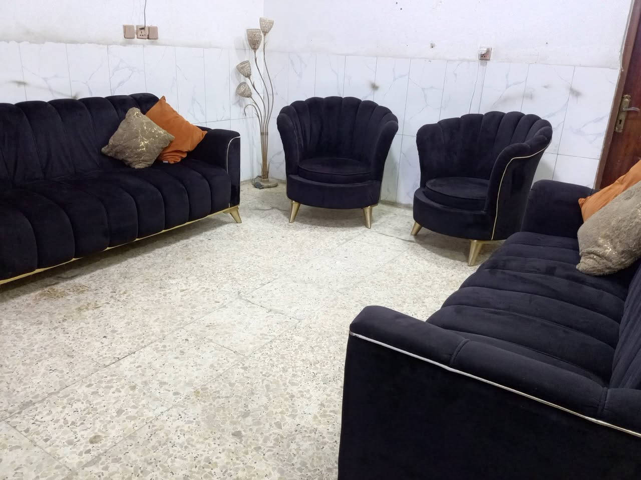 تخم تكمه نظيف جدا 8مقاعد ب240الف وبي مجال المكان الوشاش *********** يوجد توصيل بكروة  يوجد واتس اب
