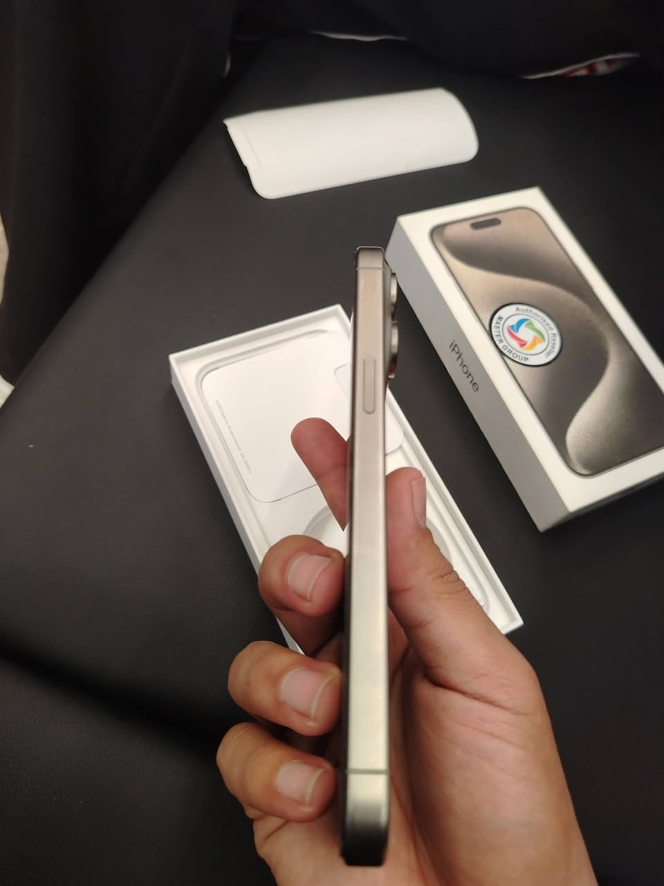 ايفون 15 برو ماكس ماستر
جهاز نضيف كلش ومكفول ذاكره 256 
بطاريه 87
السعر مليون و50 الف
مكاني بغداد المعامل  *********** واتساب فقط
مكلف بالنشر
