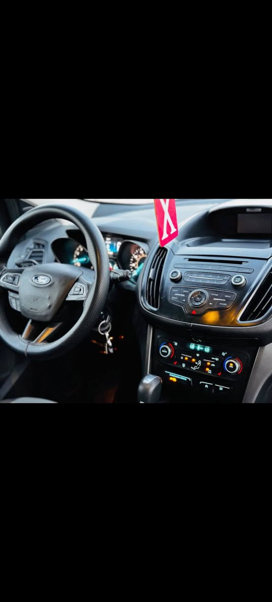 فوردئیسکپ 
مۆدیل 2017مواسفات se سیستەم ecobost مکینە1.5 ئێرباگ سیستەمە
سوکان فۆلیۆمە.گێرلەسوکانە.تعدیل سورعەیە.کوشین هیتەرە
سبووغ هیجی نیە  جێجێ ساردەکوتی هەیە کەمەک
تەزرەکوتی هەیە تۆزێک لای دەبەی ئاوی فلجەی گرتیە
گێر مجینە بەشەرت سەنەوی نوێیە بەناوی خۆمە  
 تحویل وەکالە بەشەرت
سعر.95ومجال
***********ژ.م أربيل, العراق
