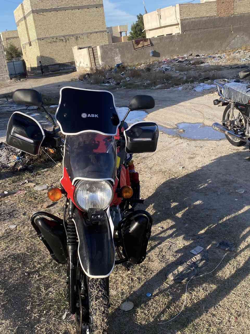 سلام عليكم للبيع بوكسر مرقم تحويل ثاني يوم موديل 2023 جبلي دراجه جديده وخير من الله زوج تايرات جبلي بيهة سعر الدراجه مليونين قفل والمو شراي لا يتصل ***********
