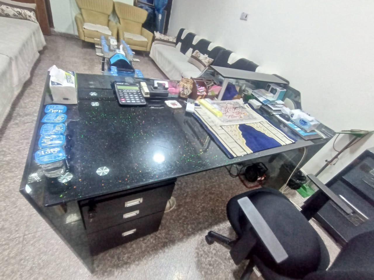 سلام عليكم عندي 2اميوزه جام استعمال قليل مال مكتب  سعر300 اتصال وتس اب ***********
