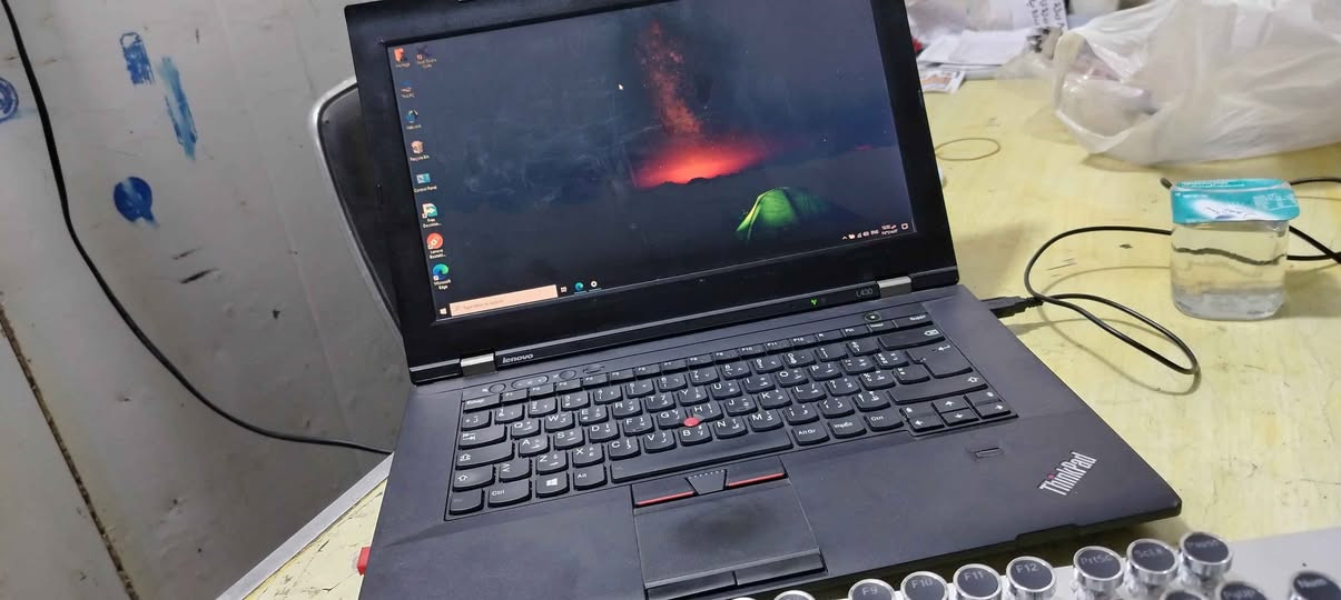 لاب توب Lenovo ThinkPad L430 للبيع - نظيف جداً
​التفاصيل والمواصفات:
​المعالج (CPU): Intel Core i7-3520M @ 2.90GHz.
​الذاكرة العشوائية (RAM): 8 GB.
​نظام التشغيل: Windows 10 Enterprise LTSC (نسخة مستقرة).
​حالة البطارية: تدوم حوالي ساعة ونصف (حسب الاستخدام).
​المنافذ والملحقات:
​منافذ USB: يحتوي على 4 منافذ (بما في ذلك منفذ USB 3.0 فائق السرعة).
​منفذ العرض: يحتوي على منفذ Mini DisplayPort (لربطه بالشاشات الخارجية والعارضات).
​منفذ القرص: مزود بـ DVD-RW (قارئ وكاتب أقراص).
​الشاحن: يأتي مع الشاحن الأصلي الخاص به.
​السعر:
​175,000
​ملاحظة للمشتري: الجهاز نظيف جداً وجاهز للاستخدام الفوري. المراسلة للجادين فقط النعمانية, واسط


**إذا كنت صاحب هذا الإعلان وتريد حذفه لأي سبب، رجاءا أرسل رسالة إلى الدعم الفني**