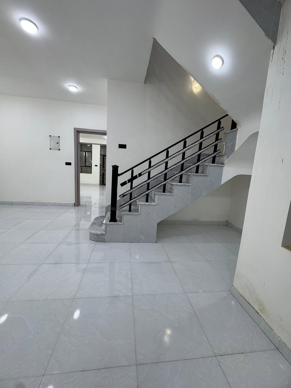 🏡 بيت للبيع – طابو زراعي (سند 25)
📍 الموقع: حي المعلمين – مقابل معمل الحرير (قطع علي عزيز)
📐 المساحة: 150 م²

تفاصيل البيت:
• يتكون من طابقين
• الطابق الأول:
 •مطبخ
 •استقبال
 •صالة
 •غرفة نوم
 •حمامين (شرقي وغربي منفصلين)
 •منور
 •باب يطل على الشارع الخلفي

• الطابق الثاني:
 •غرفتين نوم
 •صالة
 •صحيات
 •سطحين
🧱 مواصفات البناء:
• بناء طابوق ومسلح
• يقع على شارع أمامي بعرض 10 م وخلفي بعرض 8 م
• بناء حديث
• البيت فارغ وغير مسكون سابقاً

📞 للاستفسار: ***********
🏢 مكتب عقار أهالي المسيب – حي المعلمين الثالثة
قرب جامع محمد الجواد

💬 السعر: على الخاص
