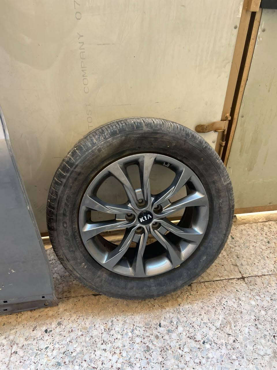 للبيع باب خلفي معمر ومصبوغ كما موضح مع ويل 18بي عواج بسيط سعر 250الف وبيهن مجال للاستفسار ***********
