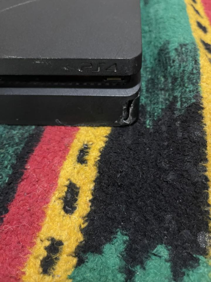 بلي فور سلم شغال نقص يدة
وبي كسر صغير مثل مموضح بالصورة
 بس مماثر على الجهاز 
يوجد العاب ب داخلة 
السعر 170 مكان بغداد الطوبجي


**إذا كنت صاحب هذا الإعلان وتريد حذفه لأي سبب، رجاءا أرسل رسالة إلى الدعم الفني**