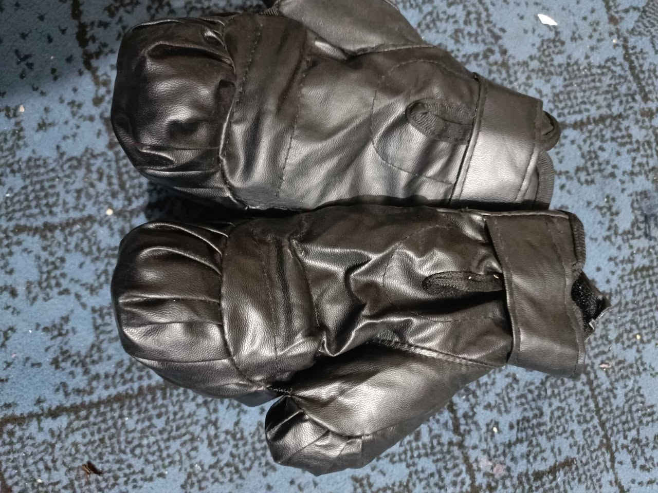 عرض خاص: سيت حماية متكامل مال باله اوربية  لأصحاب الدراجات والمغامرات (3 في 1)
​احصل على حماية كاملة ومظهر مميز مع هذا الطقم العملي، جودة "مال باله" أصلية وبسعر جداً مناسب.
​محتويات الطقم:
✅ خوذة رأس: خفيفة الوزن، متينة، وبها فتحات تهوية لراحة الرأس أثناء القيادة.
✅ نظارة حماية: تصميم رياضي يحمي العين من الرياح والأتربة (UV Protection).
✅ كفوف (قفازات): جلدية قوية تحمي اليدين وتوفر مسكة محكمة.
​المميزات:
⭐ السيت متكامل وجاهز للاستخدام.
⭐ نوعية أصلية تتحمل الاستخدام اليومي.
⭐ السعر يشمل القطع الثلاثة معاً.
​السعر والعرض:
💰 السعر للطقم بالكامل: 20 ألف دينار فقط.
🚚 يوجد خدمة توصيل لكافة ٥ الاف المحافظات.
​للحجز والاستفسار:مراسلتنا خاص بغداد, العراق


**إذا كنت صاحب هذا الإعلان وتريد حذفه لأي سبب، رجاءا أرسل رسالة إلى الدعم الفني**