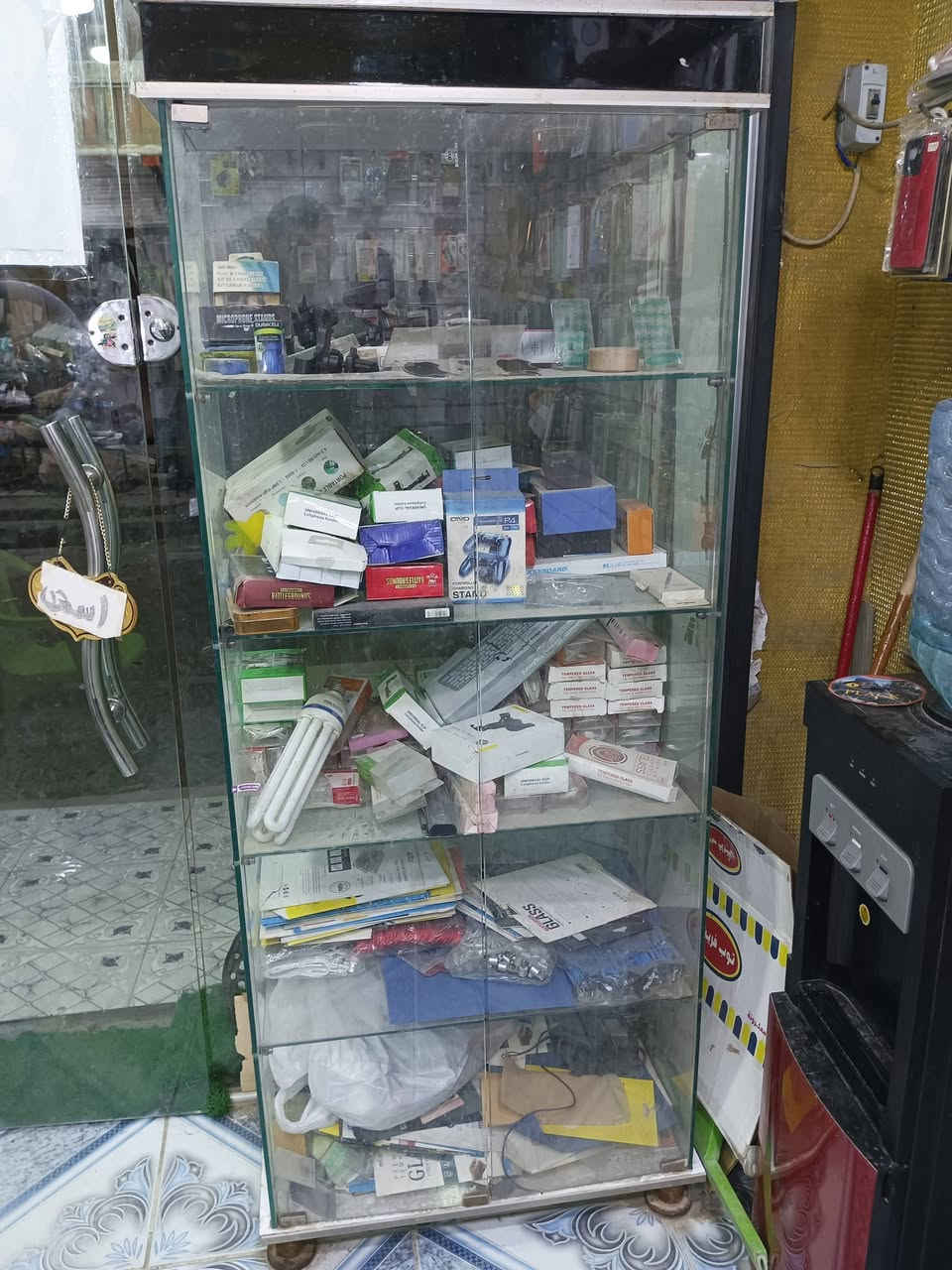 عارضه مبايلات واسسوارات للبيع السعر 120 وبيها مجال الاتصال ع الرقم ***********

