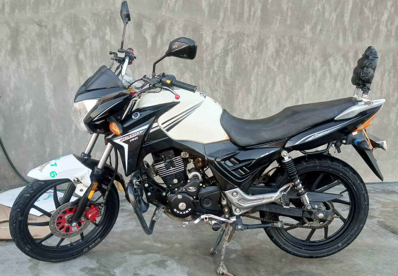 سلام عليكم للبيع او مراوس حسب القناعه دراجه هايوشه 2016 راس نحله محرك 200 نضيفه موصل 850 بيه منفست مكان الرمانه***********
