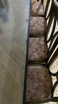 عندي ميز طعام خشب ويا 6 كراسي خشب دوشمتهن ديباج   ميز مرتب ومساحتة كبي...