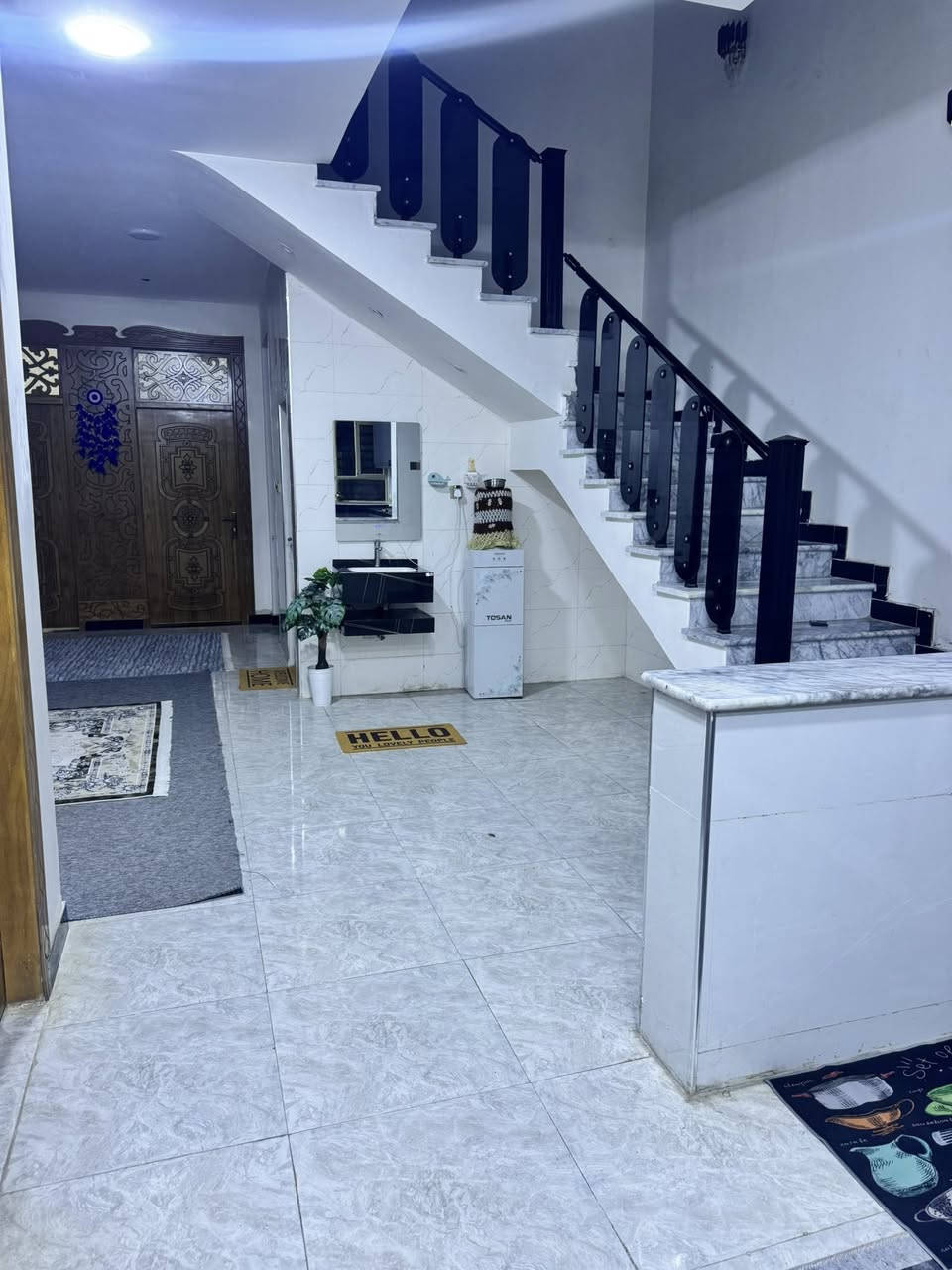 دار للبيع مساحه 217 متر بناء 2025 كله درجه اولى الطابق الاول مطبخ وحمام وغرفتين وصاله الطابق الثاني اربع غرف وصاله وحمام الواجهة 9 الا ربع نزال 25 السعر 250 وبي مجال للتواصل الاتصال على الرقم *********** العنوان حي السفير ثاني فرع بظهر اسواق ابو عراق
