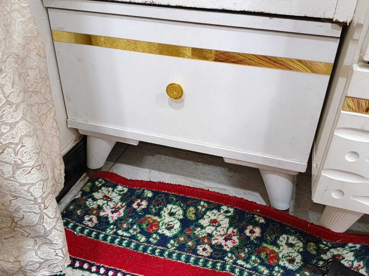 السلام عليكم  غرفة نفر واحد استعمال قليل نظيفة بسعر ١٥٠وبيها مجال للشراي الاتصال على الرقم واتساب ***********
