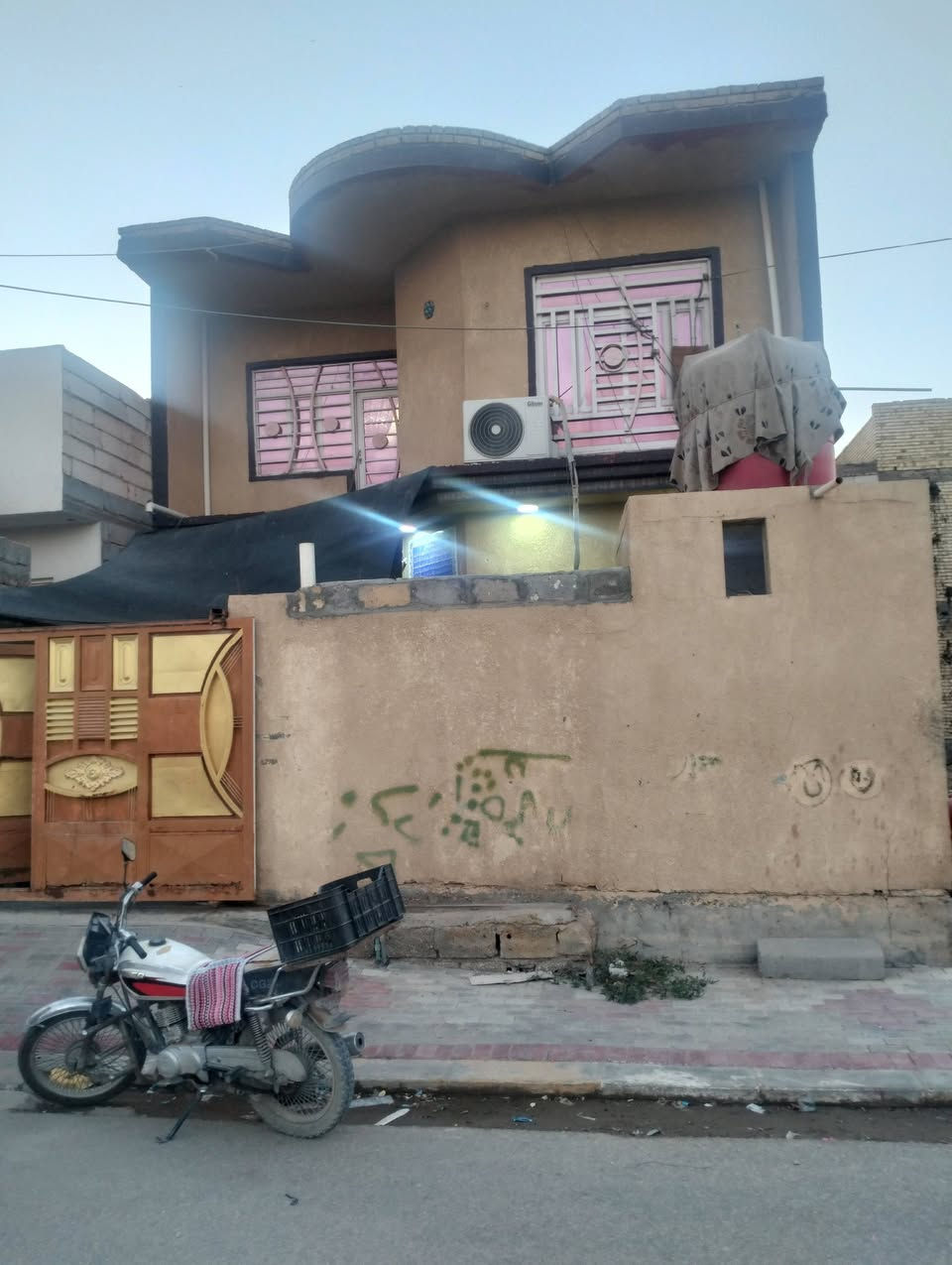 🏡 بيت للبيع في كربلاء المقدسة 🏡
📍 العنوان: كربلاء – الأمن الداخلي – الرافدين الأولى
🔹 المساحة: 150 متر مربع
🔹 البناء: طابق ونصف
🔹 الخدمات متوفرة بالكامل: ماء، كهرباء، مجاري، وتبليط.
📞 للاستفسار والتفاصيل: ***********
