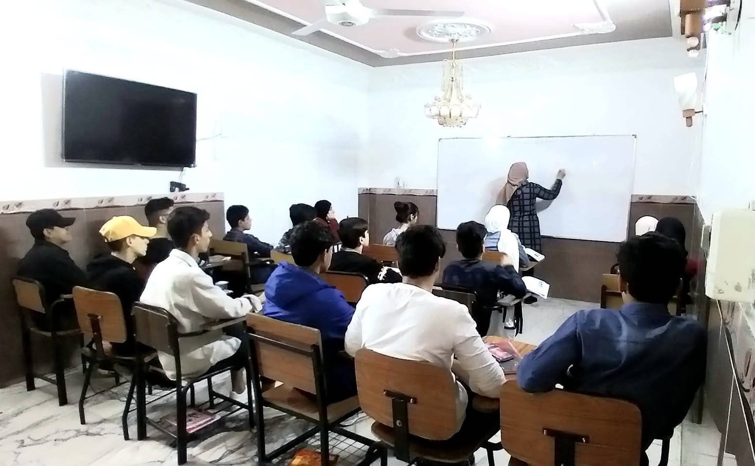 #اعلان ... اعلان .... اعلان 
 لرفع مستوى ابنائكم العلمي  ووضعهم بالطريق الصحيح 💪
يعلن  معهد آور لدروس التقوية عن فتح دورات الفصل الثاني 
للعام الدراسي الجديد 2023/2024

✨️لكافة المراحل (( ابتدائي - متوسط _ اعدادي )) لكافة المواد 
⚡️تعليم القراءة والكتابة من الصفر 
بأشراف اساتذة اكفاء واختصاصيين في مجالهم 
اهلاً وسهلاً بكم ❤️
العنوان :حي اور _فلكة صباح الخياط/الشارع المودي إلى سوق حي اور
 فراولةللاستفسار ***********
