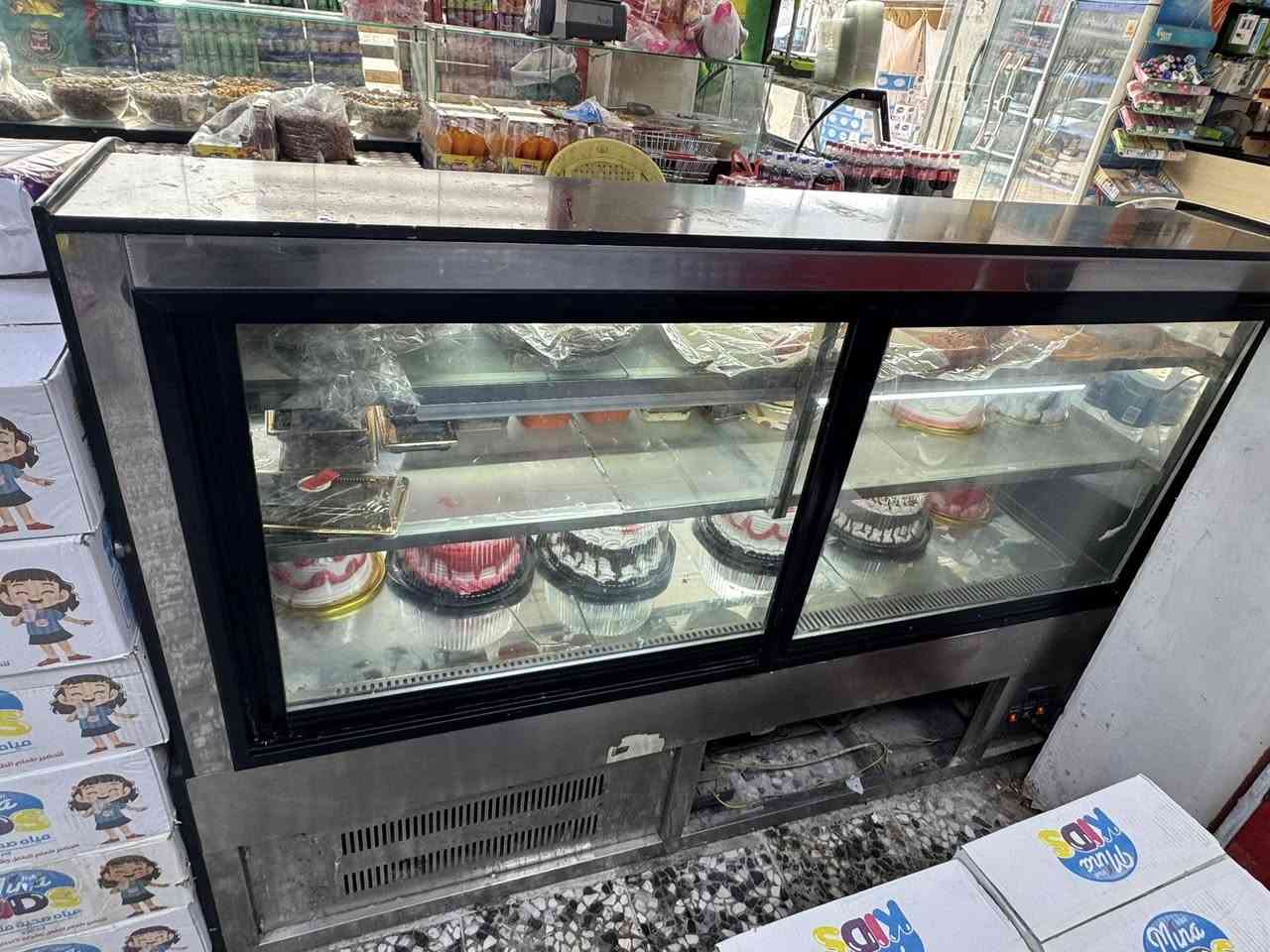 السلام عليكم عارضة كيك اصلية شرط الشغل  3 طابق الحجم 175 سم  الطول الارتفاع 115 العمق 65  السعر 500 دولار وبيه مجال العنوان النجف ***********
