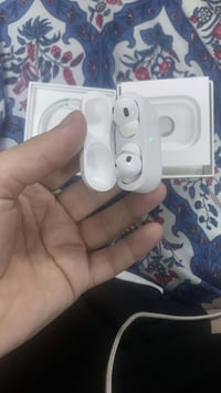 Air Pods Pro 2 ايربود الاصليه نظيفة كلش  سعره 225 مكاني بغداد الشعب  ل...