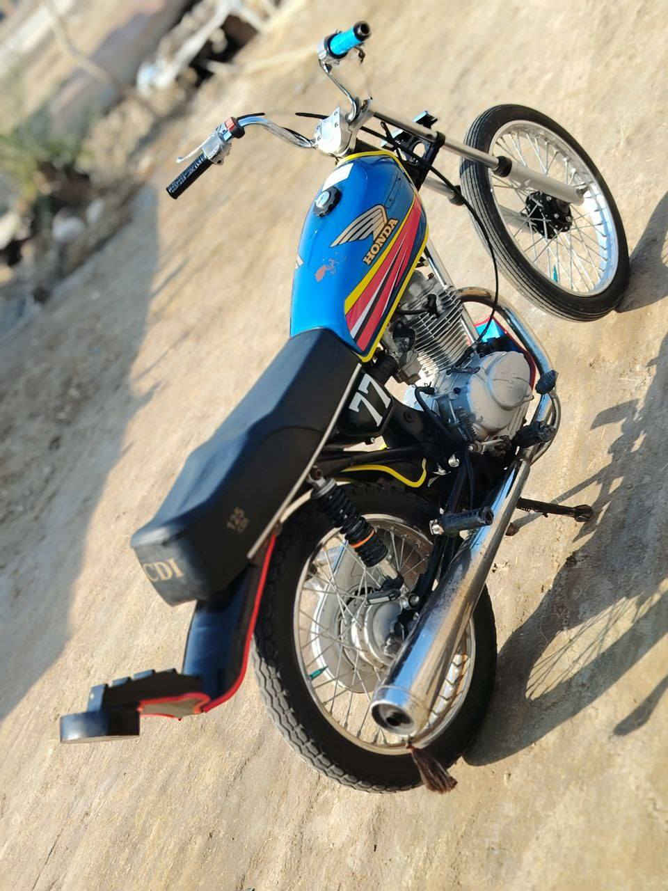 السلام عليكم دراجه اربعه كير تعميرر 25
تحويره الشاصيي بوري ستيل 💥
مكينه نامه شلامجه الأصلي 23 
السعرر 375وبيهه مجال بسيط 
تعال خاص ودلل 
اوو ***********
