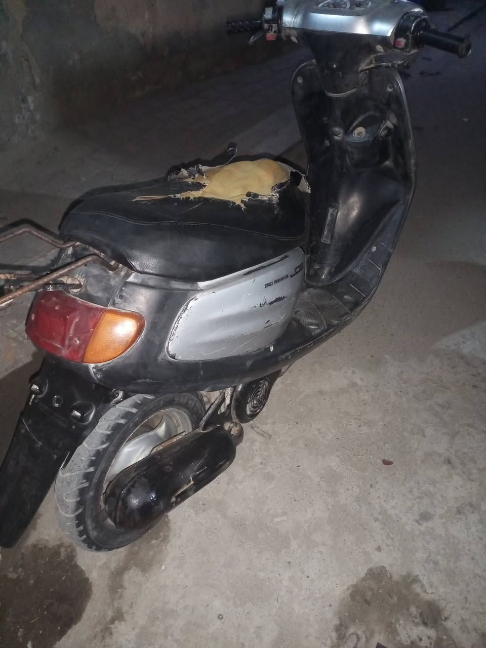 السلام عليكم دراجه منغولي نثيئ مكينه ناعمه عوزهه بس كلوبات وباتري عنواني ناصرية مركز  حي سومر السعر 200 وبيهه مجال بسيط رقمي للتواصل ***********
