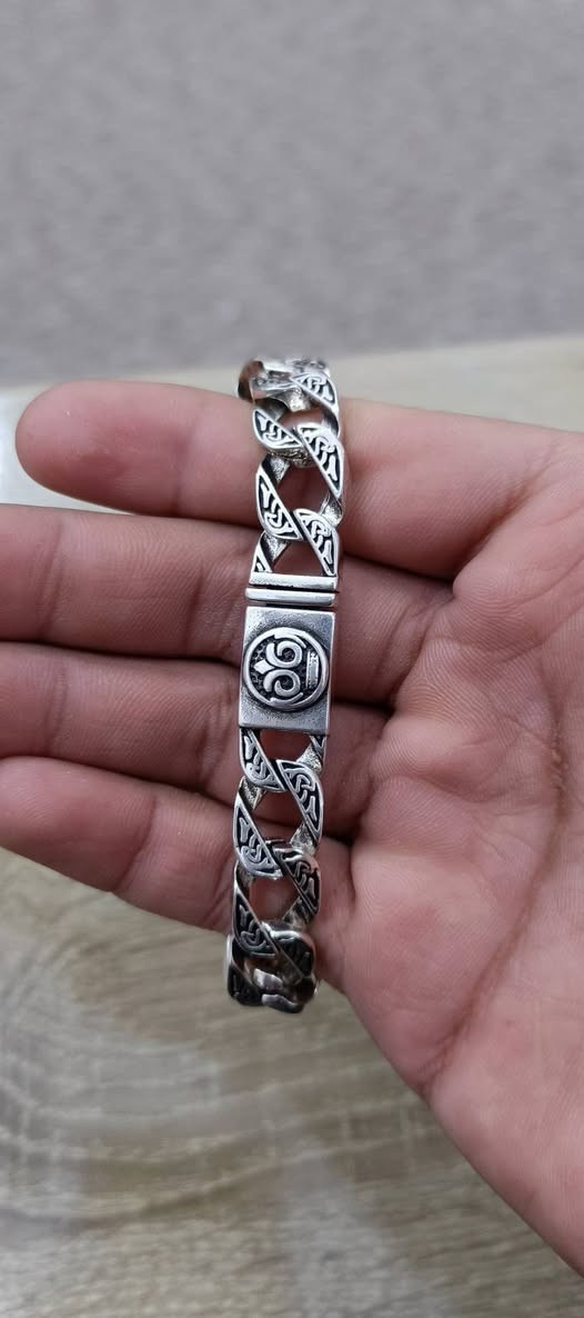 سلام عليكم
سوار فضه استرليني مختوم 
قيم و اخذ مكاني كربلاء ماعدي توصيل استفسار واتساب ***********
